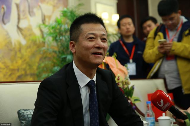 偶像包袱极重的他毫无幽默细胞，是团队里的冷场王